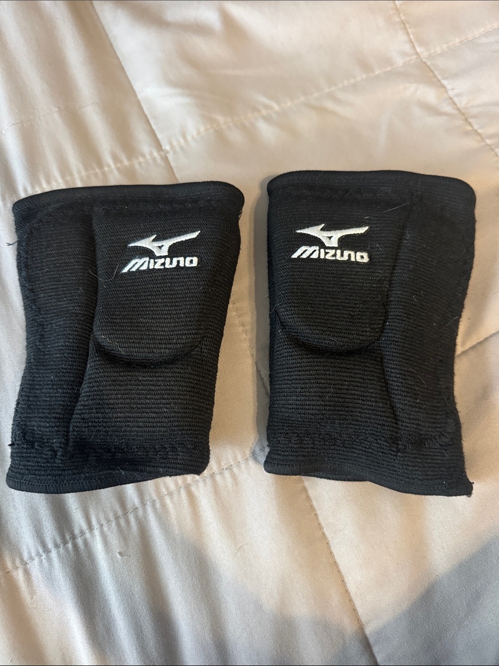 Mizuno girls black small knee pads